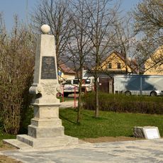 Pomník padlým na návsi v Otvicích
