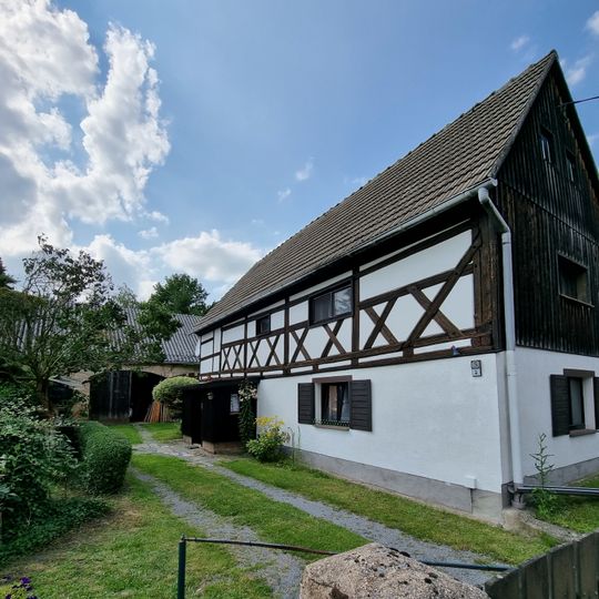 Gehöft mit Wohnhaus und Scheune im rechten Winkel Lindenstraße 3