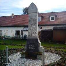 Pomník padlým na návsi v Rájově