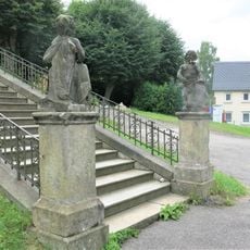 Sochy putti na spodku schodiště ke kostelu ve Vilémově