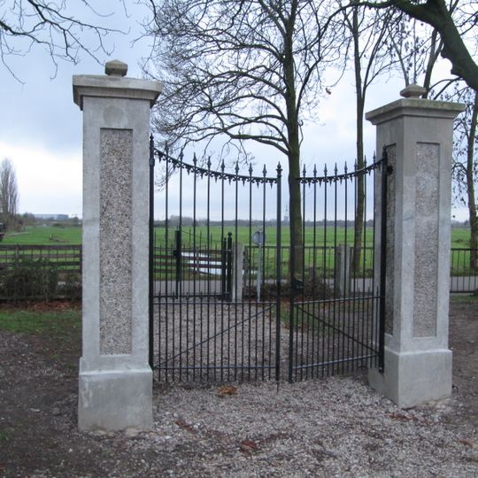 Toegangshek op de Algemene begraafplaats Krimpen aan de Lek met hekpijlers