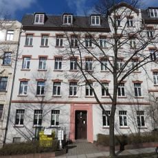 Mietshaus in geschlossener Bebauung mit Vorgarten Gneisenaustraße 7