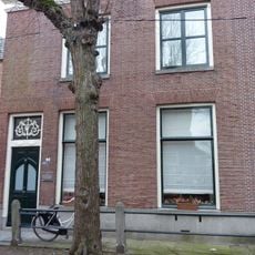 Voornaam pand onder een dwars schilddak