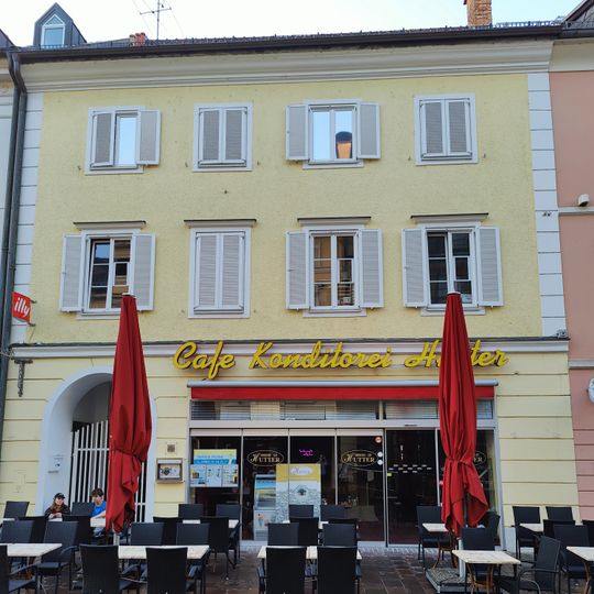 Wohnhaus, heute Café-Konditorei Hutter Alter Platz 11