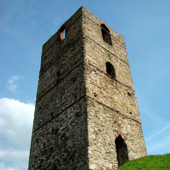 Ruiny wieży obronnej, wraz ze wzgórzem, na którym jest usytuowana