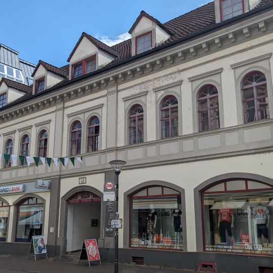Wohnhaus in geschlossener Bebauung sowie Seitenflügel im Hof Hauptstraße 43