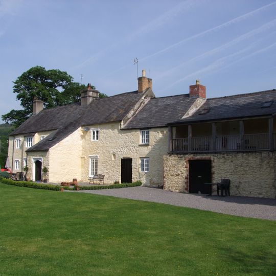 Gelynis farmhouse and attached cottage and stable