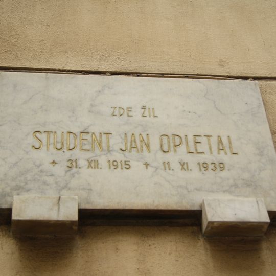 Pamětní desky Otakara Runy a Jana Opletala na domě Jenštejnská 1966/1