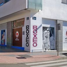 Murales representando a un boxeador portando el cinturón de campeón del mundo de boxeo, mirando de frente al espectador en actitud de boxear, y a dos boxeadores durante el entrenamiento, uno de ellos portando un gorro protector.