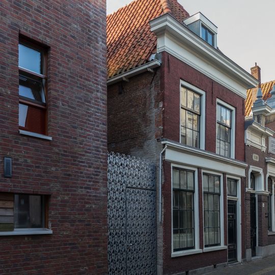 Pand met lijstgevel, geverfd met deels natuurstenen blokken op de hoeken