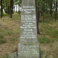 Gedenkstein für getötetes Mädchen (im Rodewitzer Kiefernbusch, ca. 100 m östlich vom Soldatengrab)