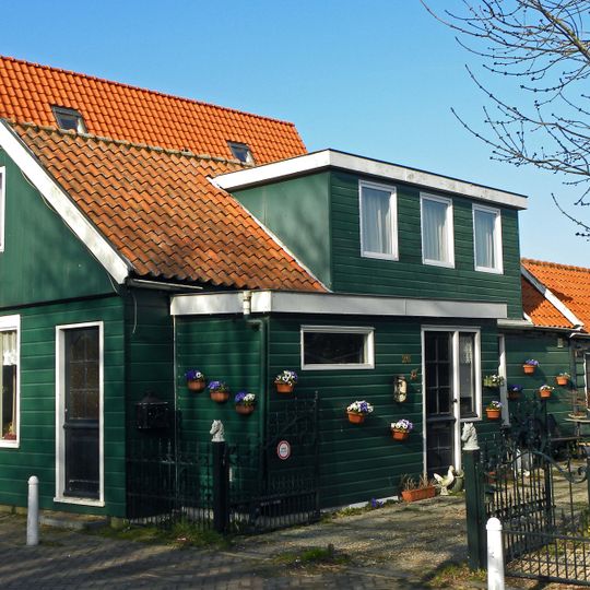 Houten huis met puntvormig voorschot