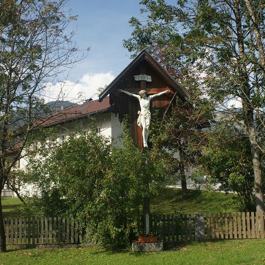 Kruzifix bei der Schule