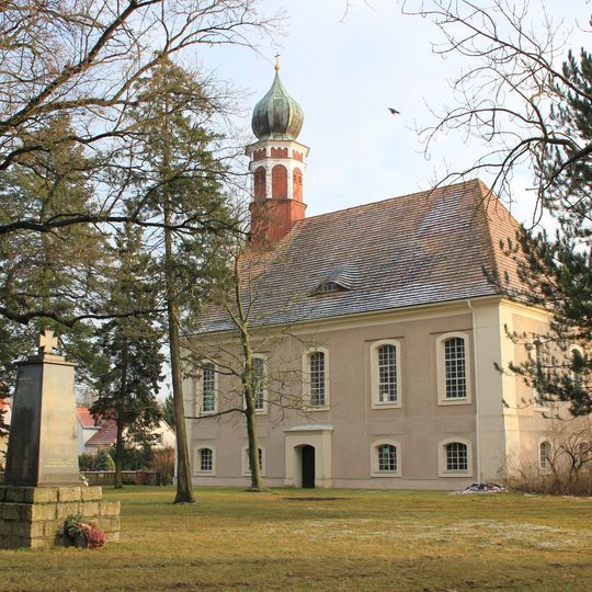 Kirche mit Kirchhof und Einfriedung, zwei Kriegerdenkmalen für die Gefallenen des Ersten und Zweiten Weltkrieges sowie Luthereiche Kirchgasse