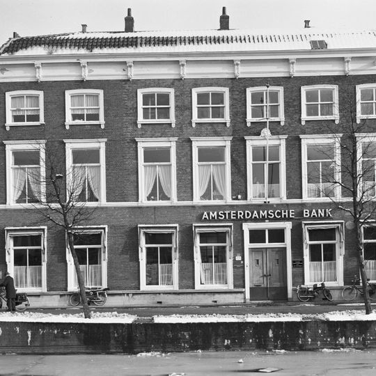 Pand met zeven traveeën brede lijstgevel op natuurstenen plint