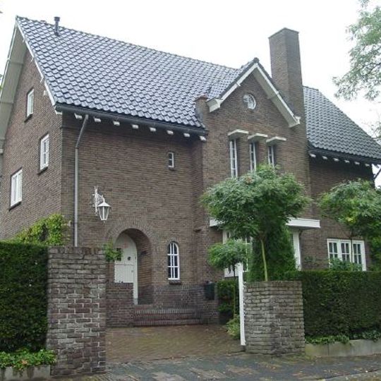 Woonhuis, voorzien van elementen van de Delftse School gecombineerd met meer moderne details zoals betonnen en stalen onderdelen