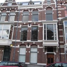 Pand in neo-renaissance trant met ontlastingsbogen en blokken. Rechts travee met ingang, erker en bekronende puntgevel