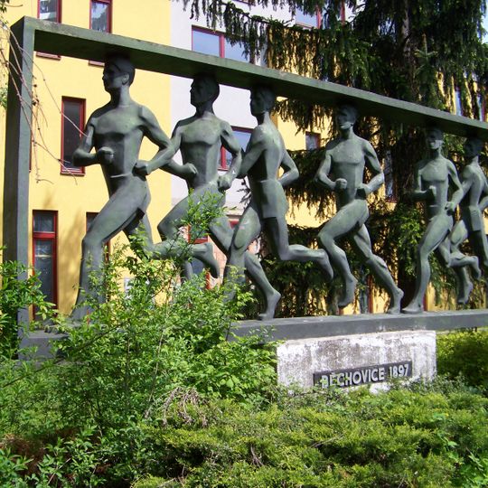 Památník běžeckého závodu v Praze Běchovicích v sadu Běžců