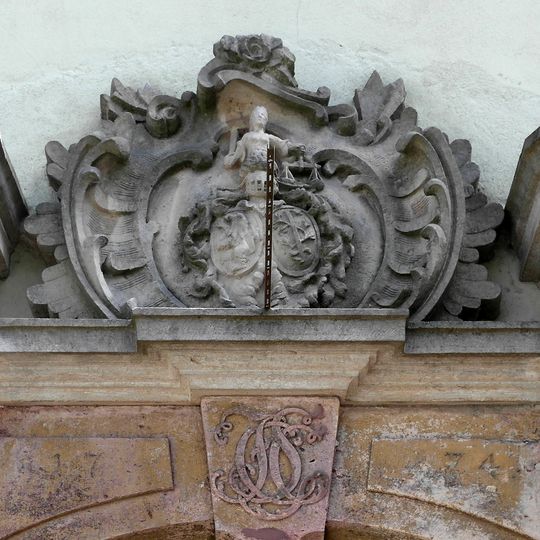 Sachgesamtheit Rittergut Mittelfrohna, mit folgenden Einzeldenkmalen: Herrenhaus, Stallgebäude, Torpfeiler und Pavillon im Gutspark, Gärtnerhaus , Steinbrücke über den Frohnbach und zwei Wappensteinen an einem weiteren Wirts