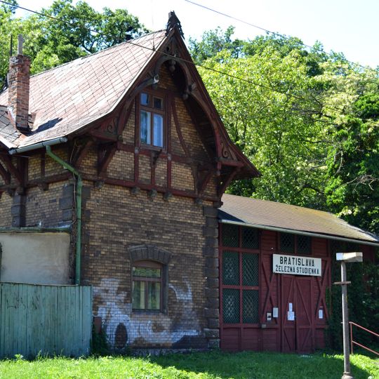 Stanica Železná Studienka, budova výpravná s čakárňou