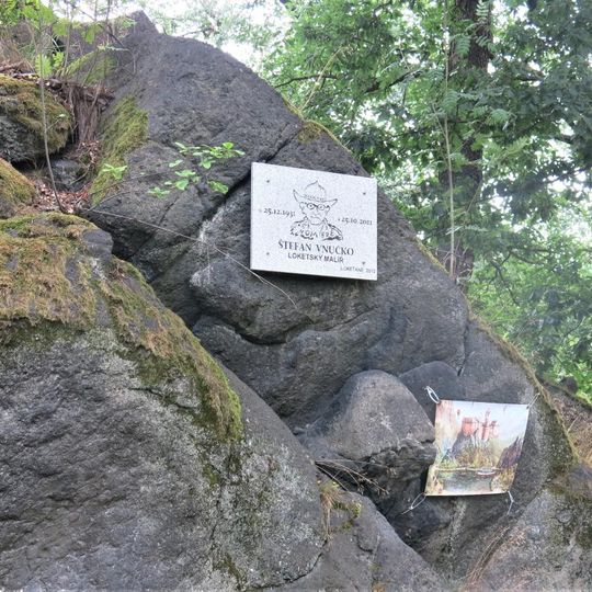 Pamětní deska Štefana Vnučka na skále nad amfiteátrem v Lokti