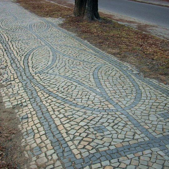 Südlicher Fußweg mit Pflaster Bahnhofsallee