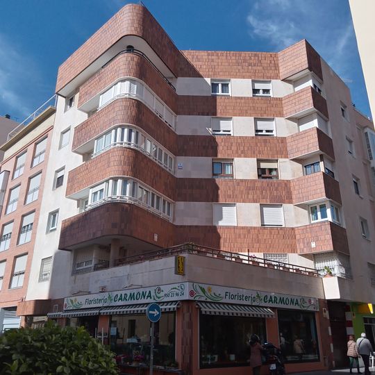 Edificio de viviendas y locales comerciales