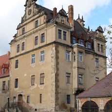 Einzeldenkmale der Sachgesamtheit Schloss, Schlosspark und Rittergut Gauernitz: Schlossanlage (Nr. 1) über U-förmigem Grundriss mit Mittelbau und zwei Flügelbauten um Ehrenhof, zur Meißner Allee angefügter Wirtschaftsflügel, weiterhin Remisenge