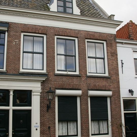 Huis onder een dwars zadeldak met het buurpand nr 35