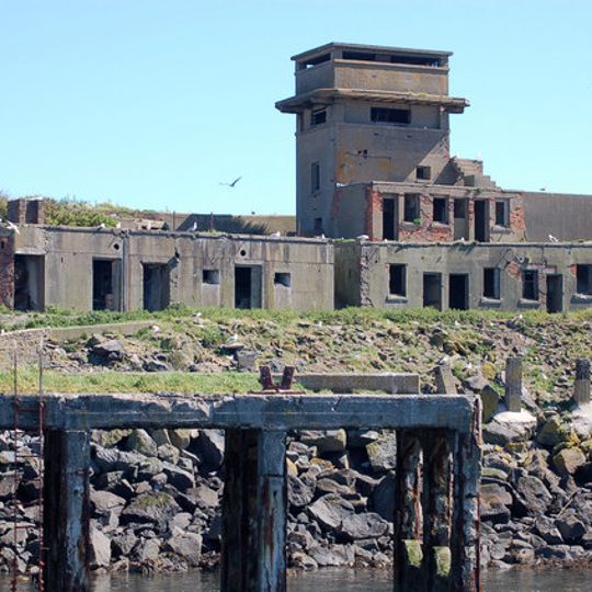 Inchmickery,fortifications