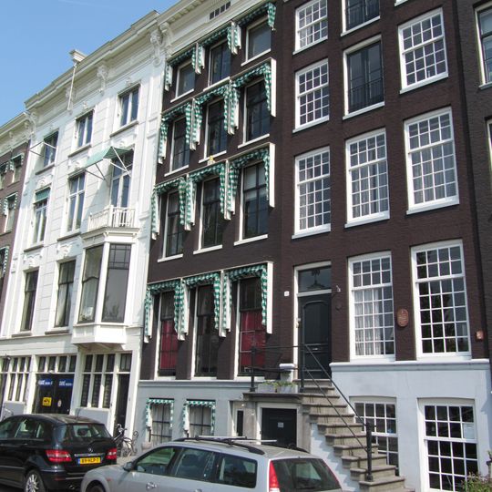 Huis met gevel onder rechte lijst met consoles. Tuinhuis