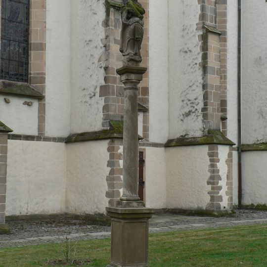 Sloup se sochou kojící Panny Marie