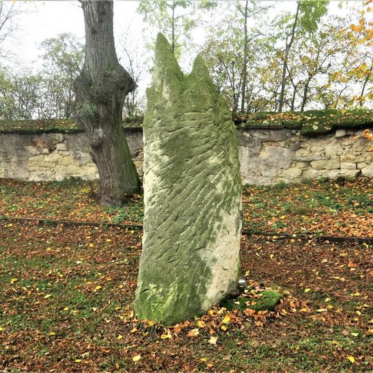 Kamenná plastika v Sokolském parku v Dolním Slivně