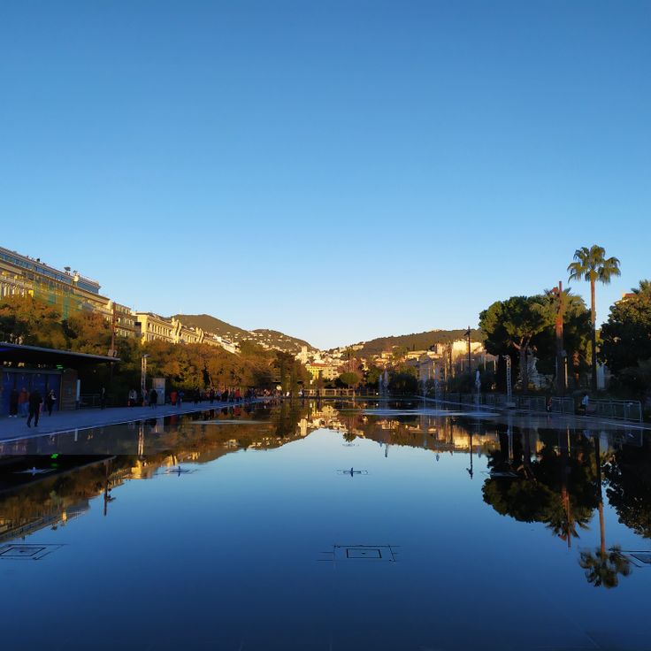 Giant water mirror