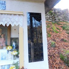 Pamětní desky padlým na kapličce nad pramenem svaté Anny u Dobrohostova