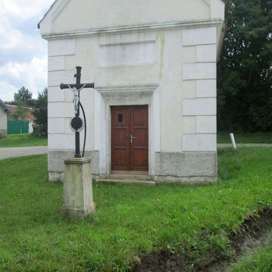 Kříž u kaple ve Chmelné
