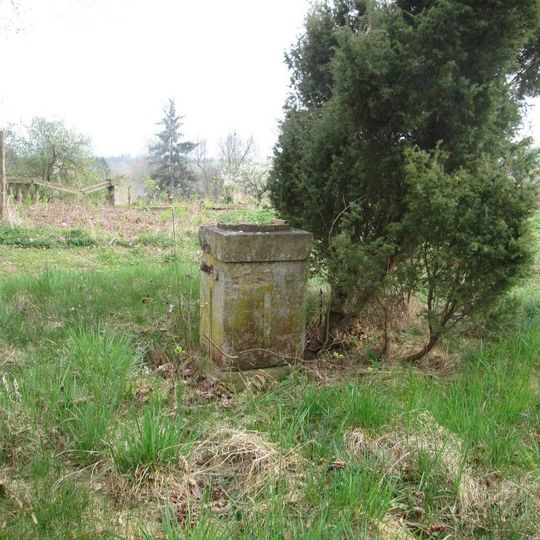 Podstavec ve Chříči u kostela