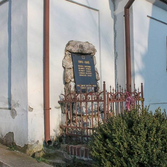 Pomník padlým v Bezděkově u Úsova u kaple