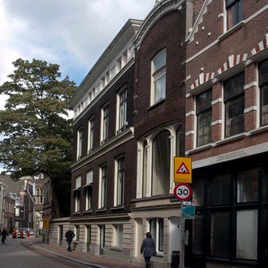 Pand met statige lijstgevel van souterrain, parterre, twee verdiepingen en attiekverdieping