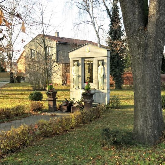 Pomník padlým v 1. světové válce na návsi ve Veleni