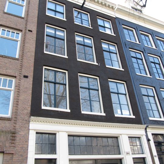 Huis met gevel onder rechte lijst en met bedrijfspui