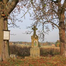 Kříž západně od Loštic u zahrádkářské osady