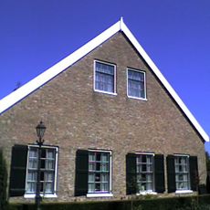 Rechthoekige hoeve met aan voor en achterzijde puntgevel