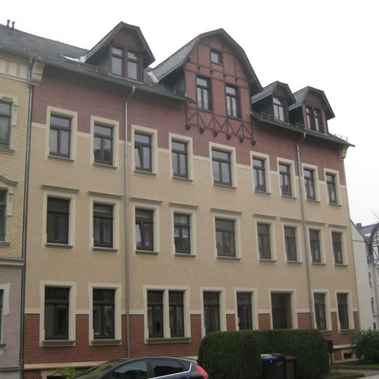 Mietshaus in ehemals geschlossener Bebauung mit Vorgarten Rudolf-Liebold-Straße 9