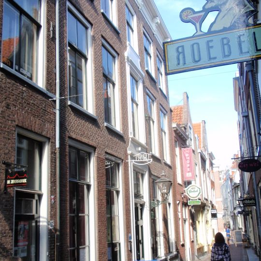 Pand met brede hoge bakstenen woonhuisgevel met gesneden Lod. XIV consoles aan de kroonlijst. Eenvoudige Lod. XIV middentravee. Hardstenen stoep met twee palen. Gesmede hekjes voor de ramen