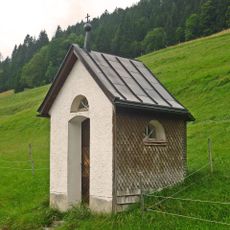 Regenbogenkapelle, Rauth