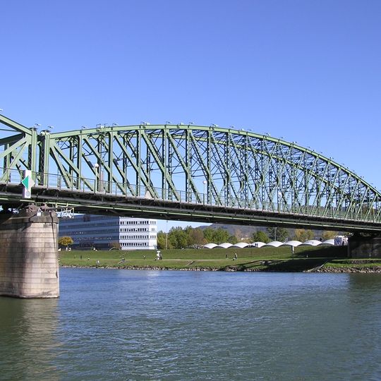 Eisenbahn- und Straßenbrücke über die Donau in Linz