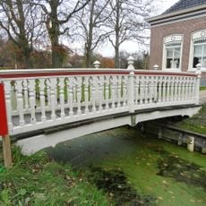 Voetbrug behorende bij de rentenierswoning