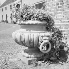 Twickel: gietijzeren tuinvazen achterzijde