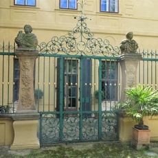 Busty v antickém stylu vlevo v ohradě zámeckého parku v Jezeří